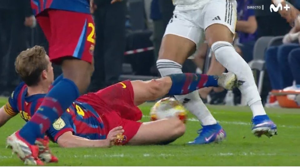Frenkie de Jong vio la roja por un plantillazo sobre Mbappé
