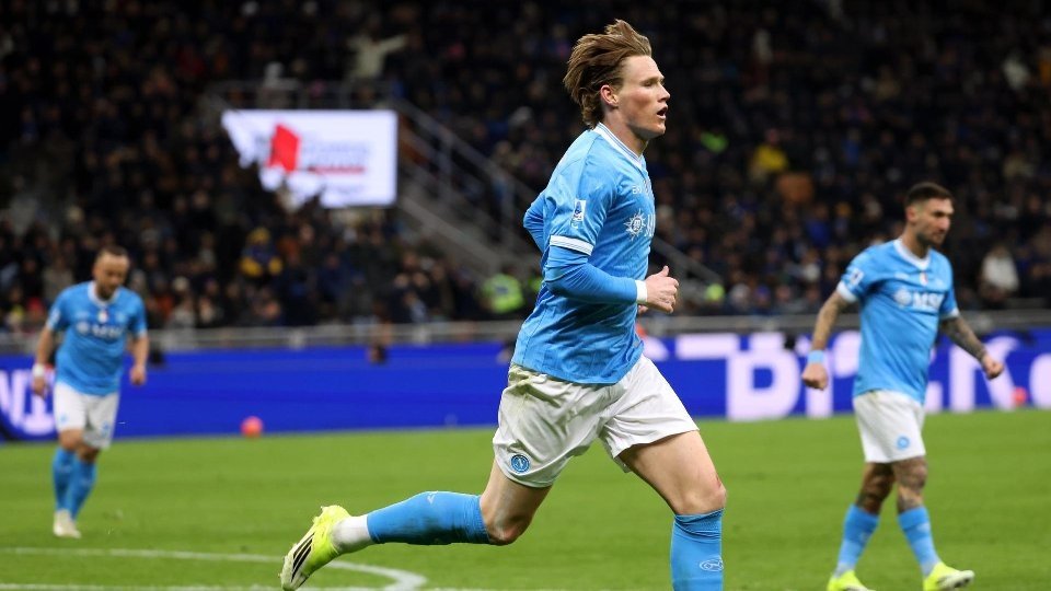 Napoli secured a crucial victory after coming from behind to beat Lecce 2-1 at home, thanks to goals from Rasmus Hojlund and Politano, with Scott McTominay making his return from injury to feature in the match.