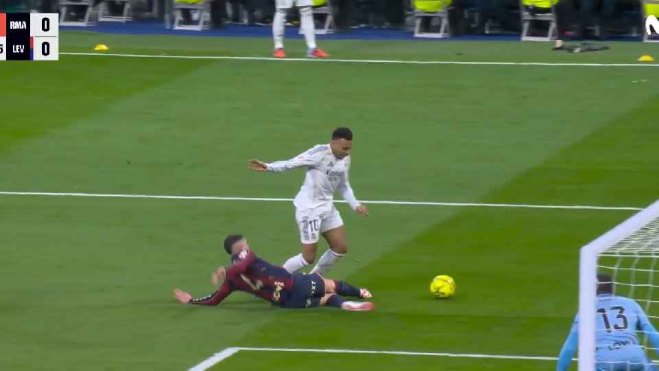 Mbappé aprovechó el regalo en forma de penalti de Dela