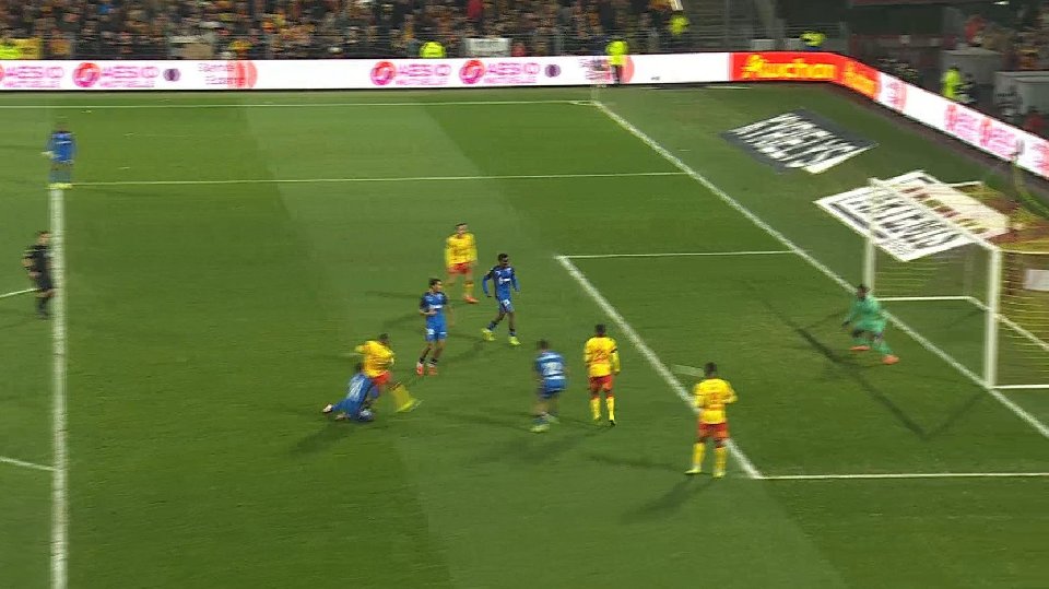 El Lens cerca el liderato