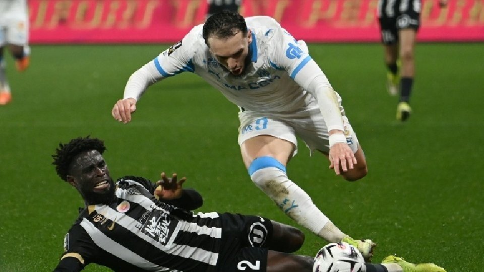 El Olympique de Marsella, gracias a un espectacular Mason Greenwood, pasó por encima del Angers (2-5) para intentar perder la menos comba posible en la lucha por el título.