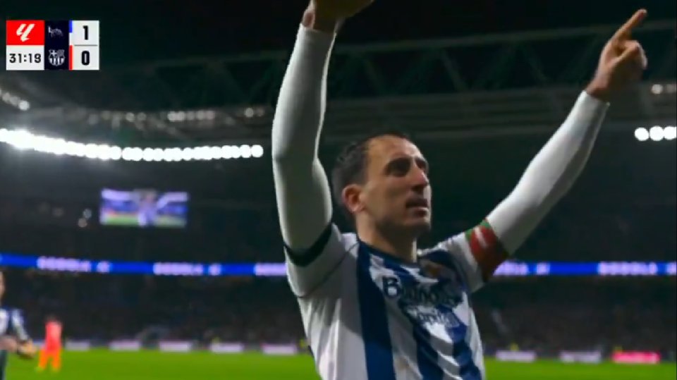 Después de tres goles anulados, Oyarzabal voleó el 1-0 ante el Barça