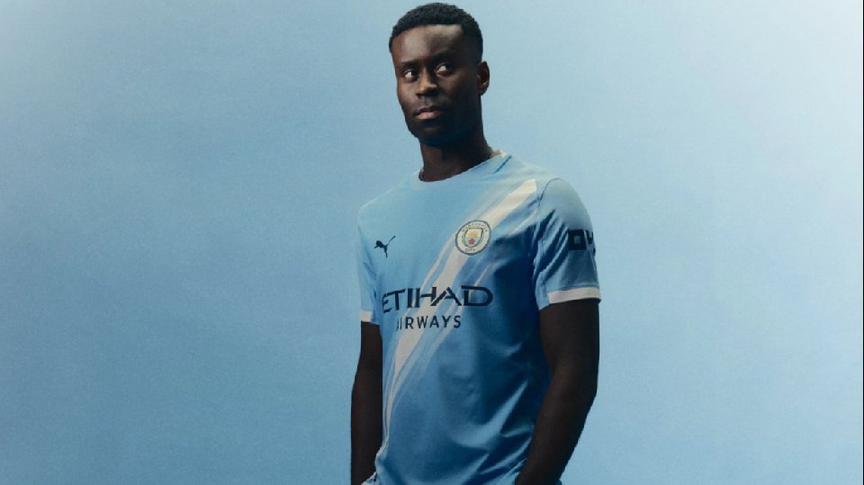 Mánchester gasta más de 400 millones en centrales en cinco años