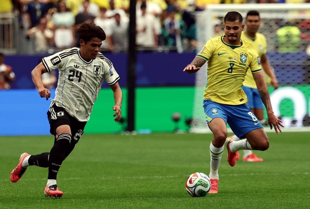 29/06/2026.- Kaishu Sano (Japon, à gauche) et Bruno Guimaraes (Brésil) en action lors du match aller des seizièmes de finale de la Coupe du Monde de la FIFA 2026, Brésil contre Japon, à Houston, États-Unis, le 29 juin 2026. (Brésil, Japon) EFE