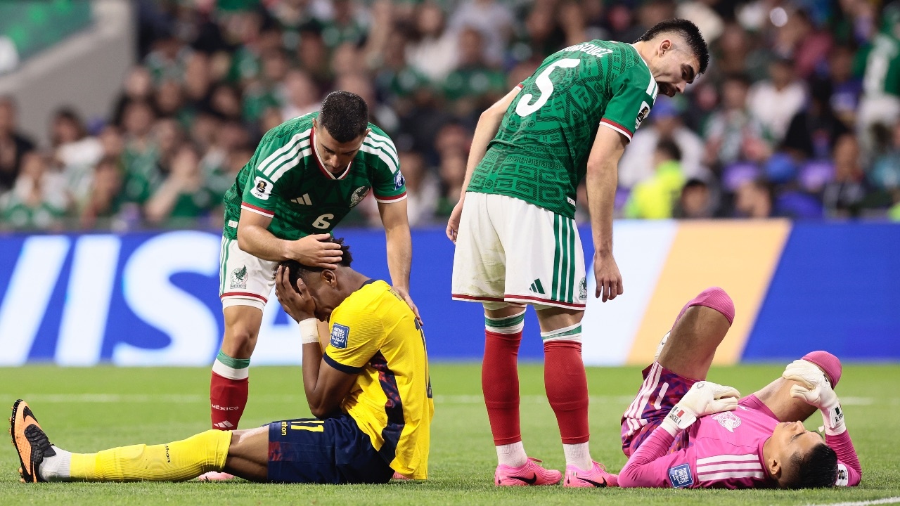Unos cantan al unísono, otros lloran sin consuelo