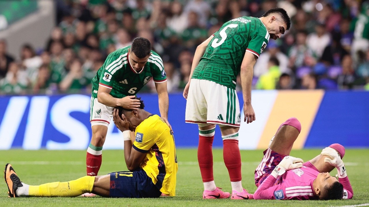 Unos cantan al unísono, otros lloran sin consuelo