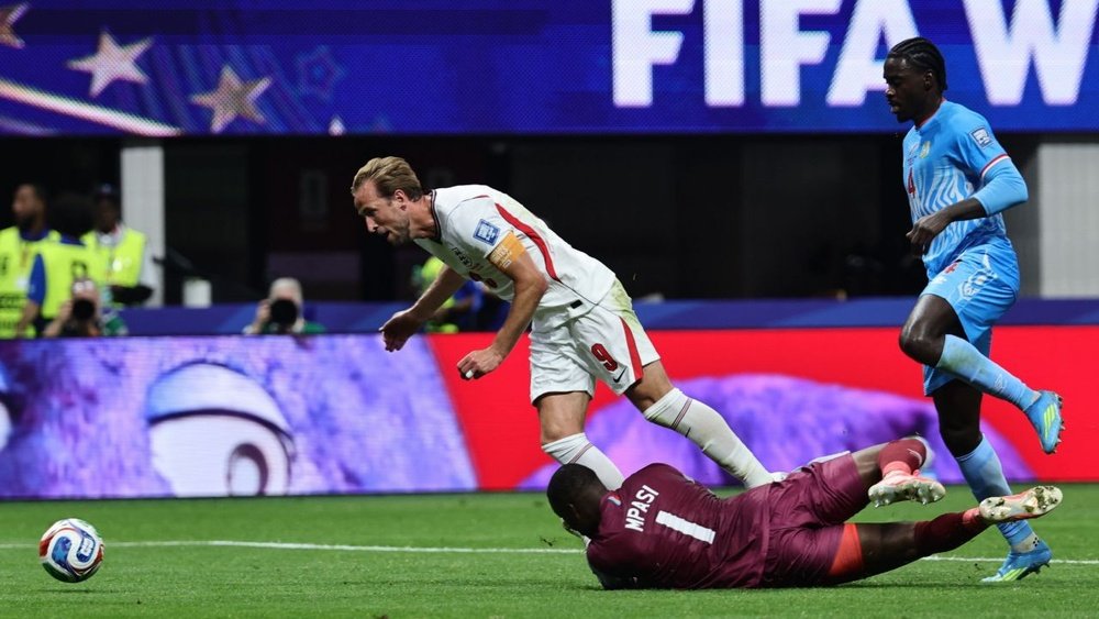 Goalkeeper Lionel Mpasi of DR Congo in action against Harry Kane of England during the FIFA World Cup 2026 Round of 32 match England against Democratic Republic of Congo, in Atlanta, USA, 01 July 2026. EFE
