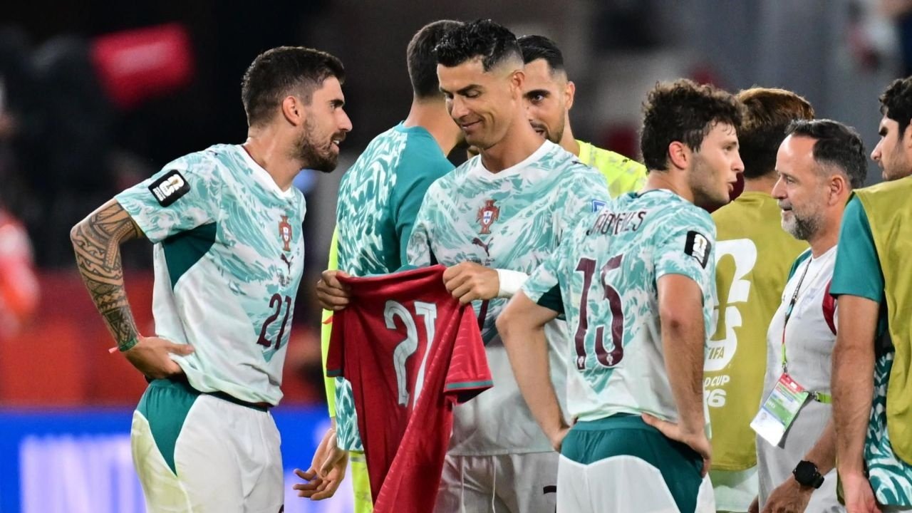 Cristiano Ronaldo criticou torcedores do Al-Taawoun por cânticos sobre a morte de Diogo Jota para provocar Rúben Neves durante goleada do Al-Hilal.