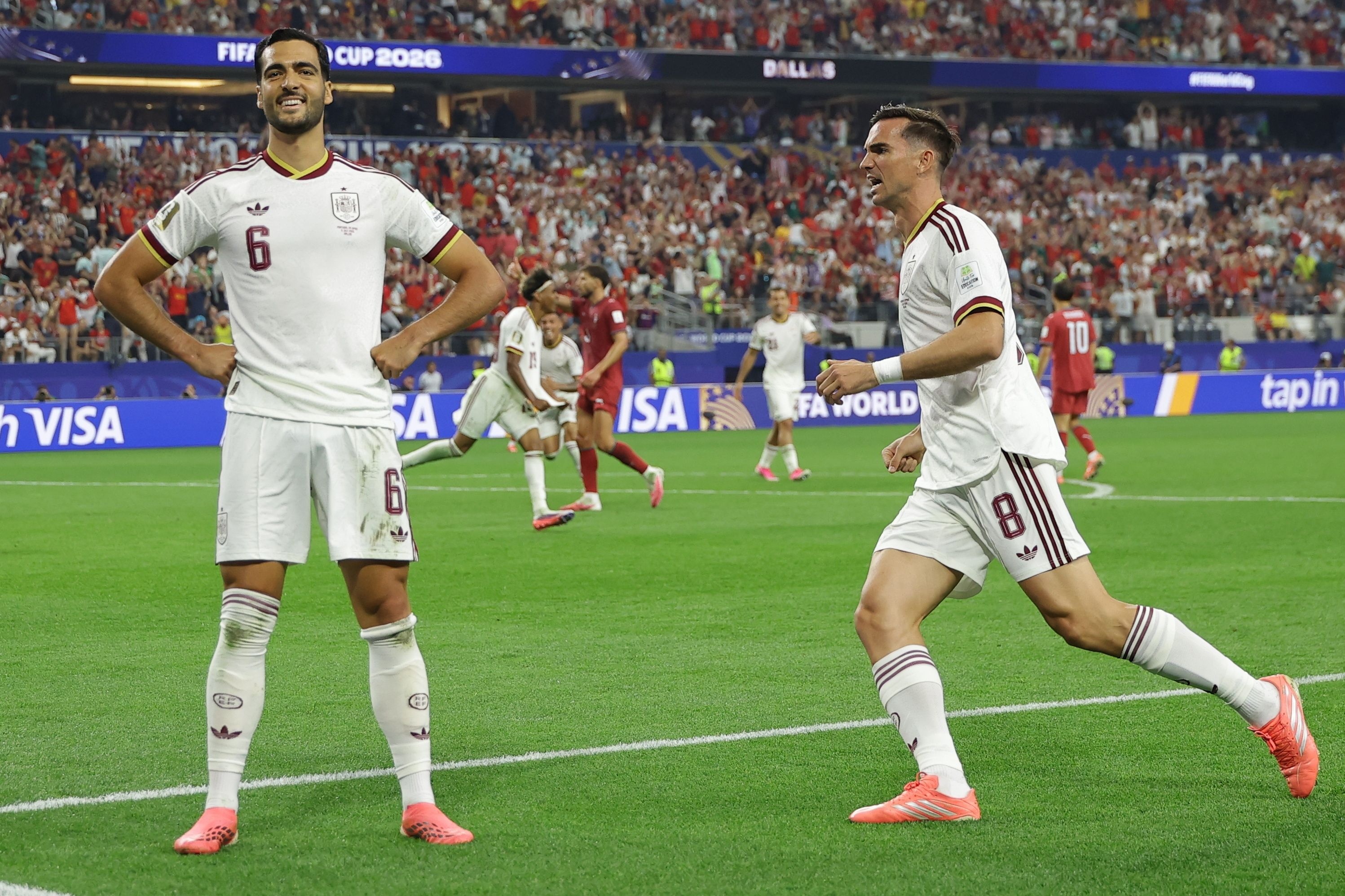 Mikel Merino y Fabián, tras marcar  en el Portugal-España de octavos de final del Mundial 2026 disputado en el AT&T Stadium de Dallas. EFE