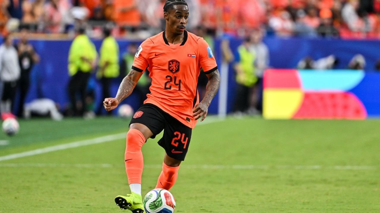 Giallorossi apresentaram uma terceira proposta, que alcança 47 milhões de euros mais bônus, para tirar o ponta holandês da Premier League, segundo Fabrizio Romano.