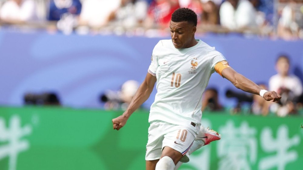 Mbappe missed a penalty and bagged a goal against Morocco. EFE