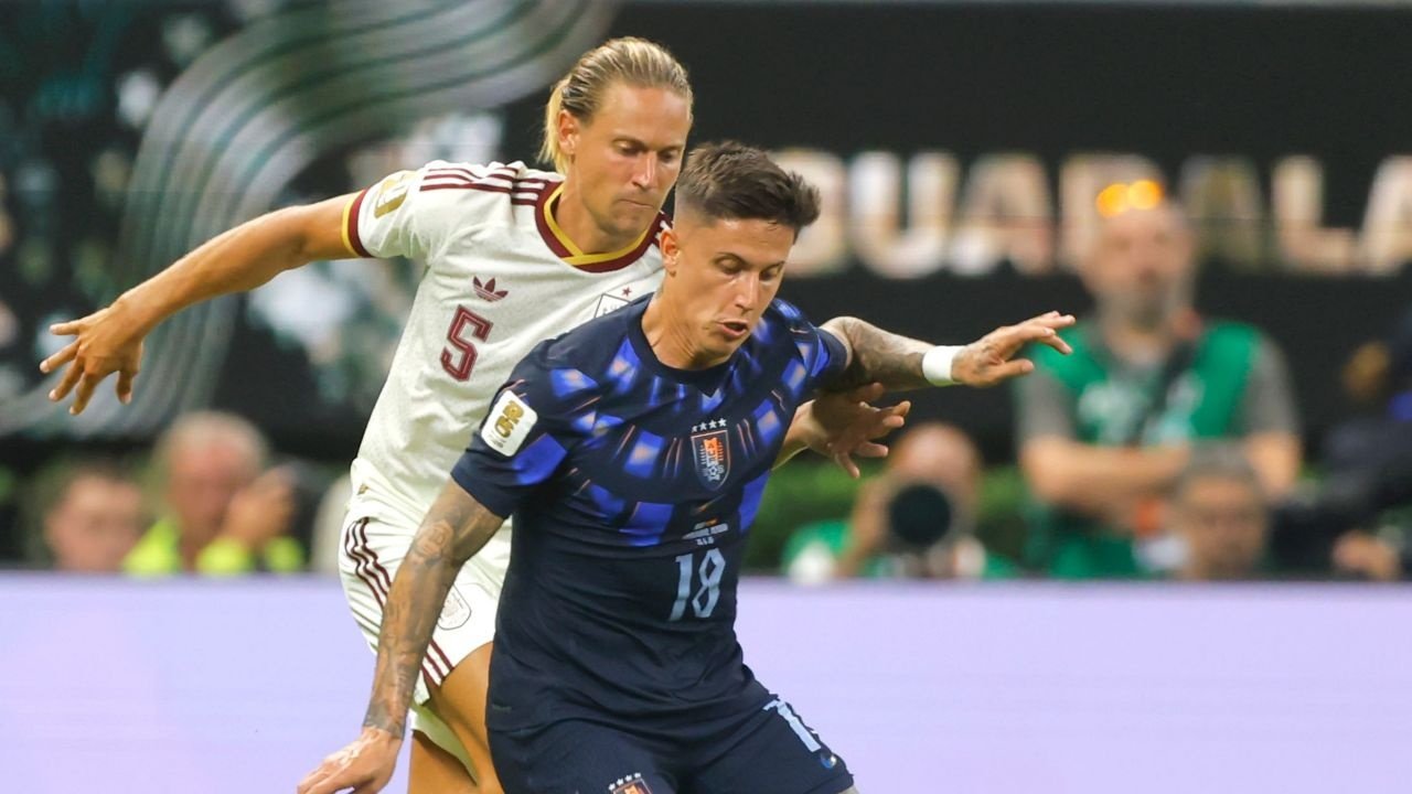 'Cruz-maltino' tenta a contratação do jogador uruguaio, mas esbarra na recusa inicial do América do México e busca novo acordo.