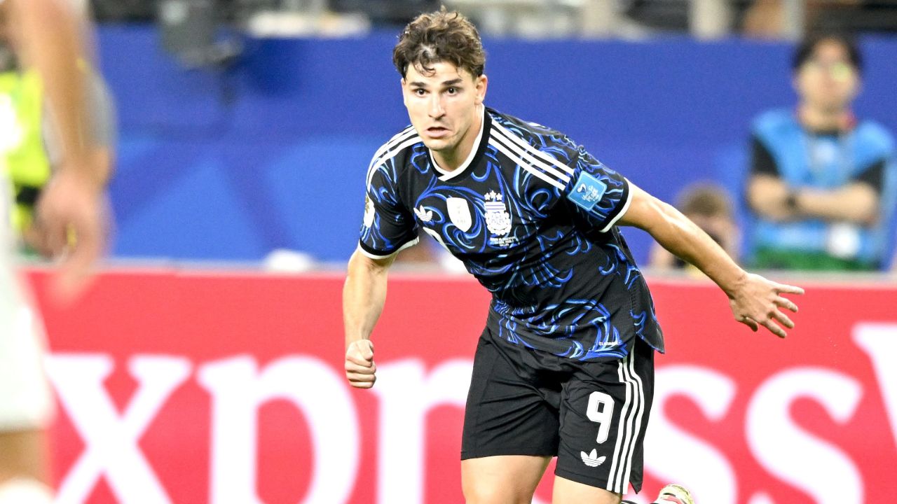 Arsenal push to sign Julian Alvarez before pre-season