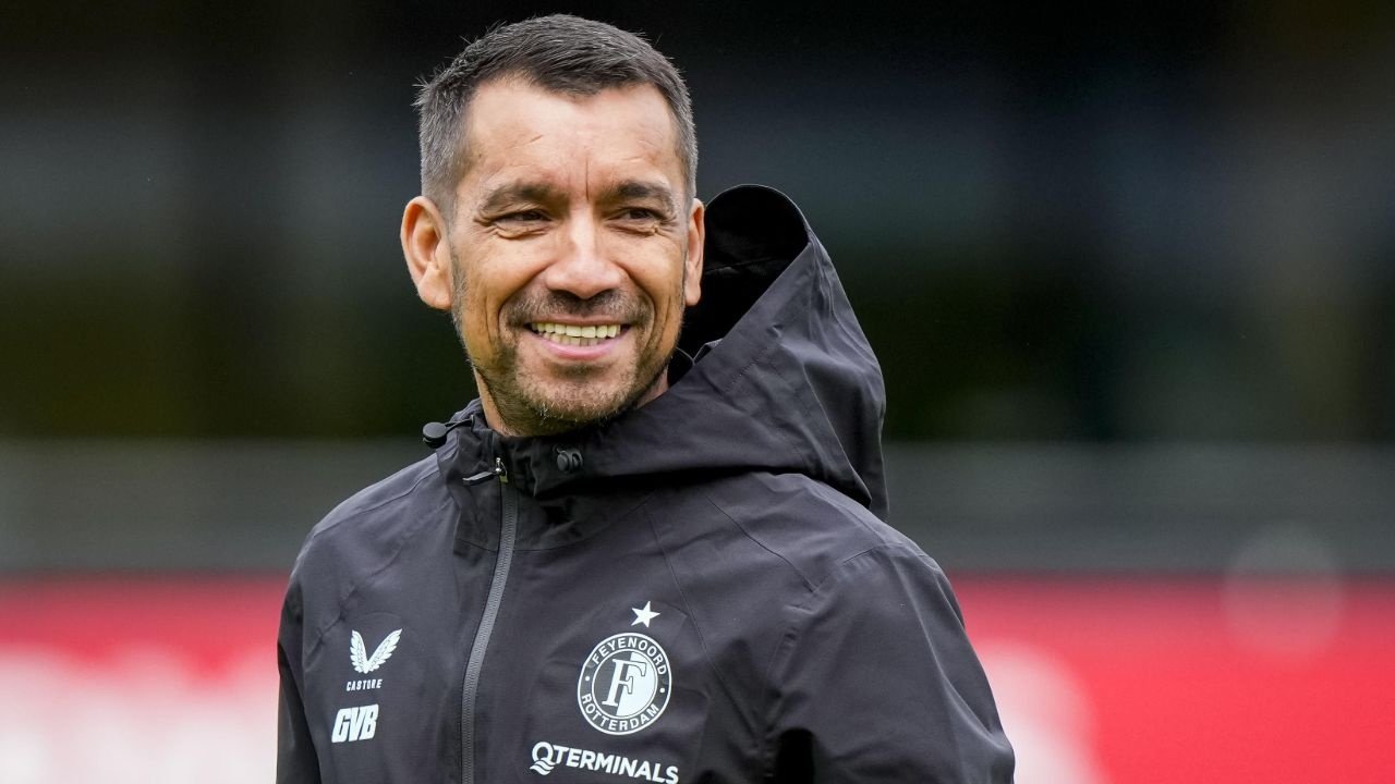 O técnico do Feyenoord curvou-se perante a exibição do Barcelona e destacou Lamine Yamal como uma das grandes estrelas da atualidade.