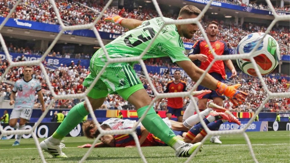 Unai Simon sets a new World Cup clean sheet record of 650 minutes. EFE