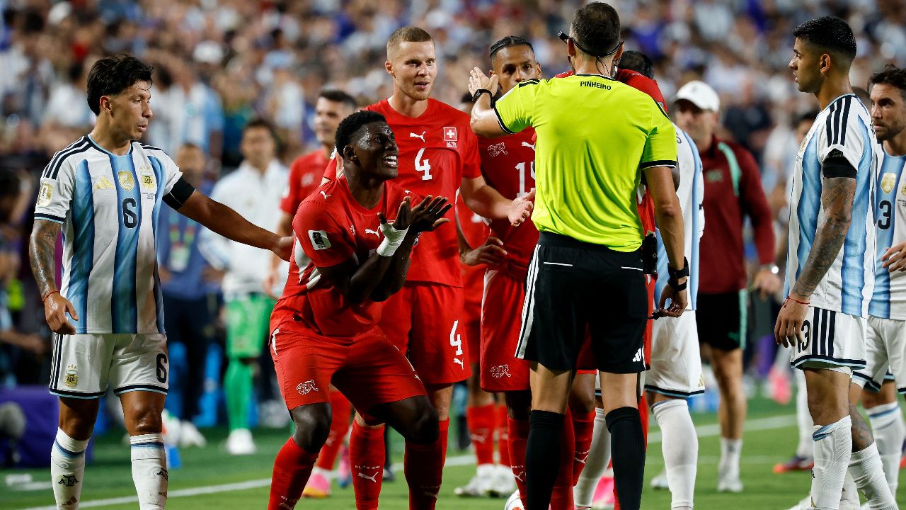 La polémica roja a Embolo que cambió el Argentina-Suiza