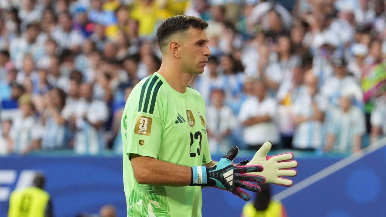 L'Aston Villa blinda il Dibu Martinez: "Juve? Nessuna intenzione di cederlo"
