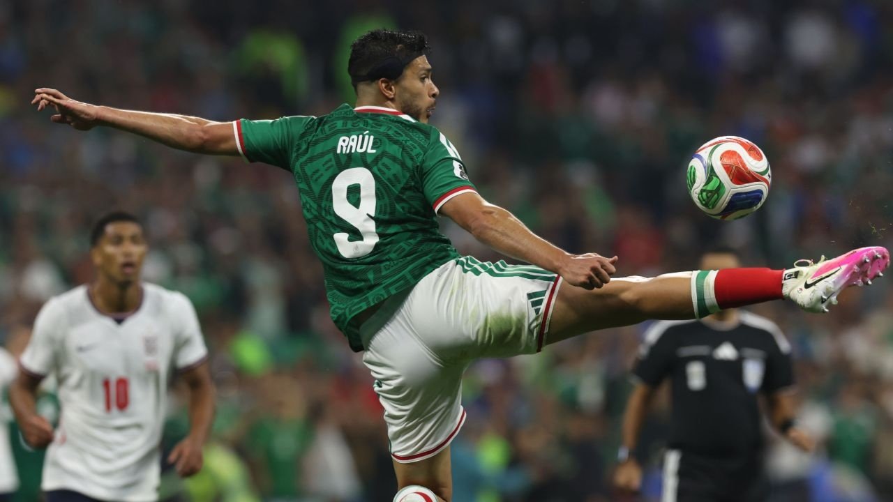 Raúl Jiménez no está disponible para Rafa Márquez en esta ventana por problemas físicos. Esto ha abierto un debate en México, el utilizar al '9' en mejor forma del país o buscar un reemplazo de cara al Mundial 2030.