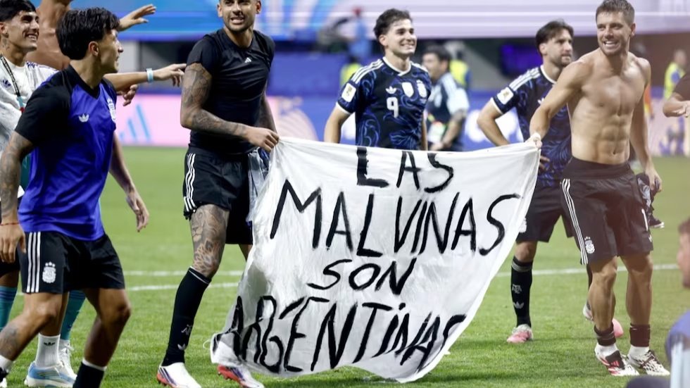 La FIFA prohíbe difundir mensajes políticos. EFE