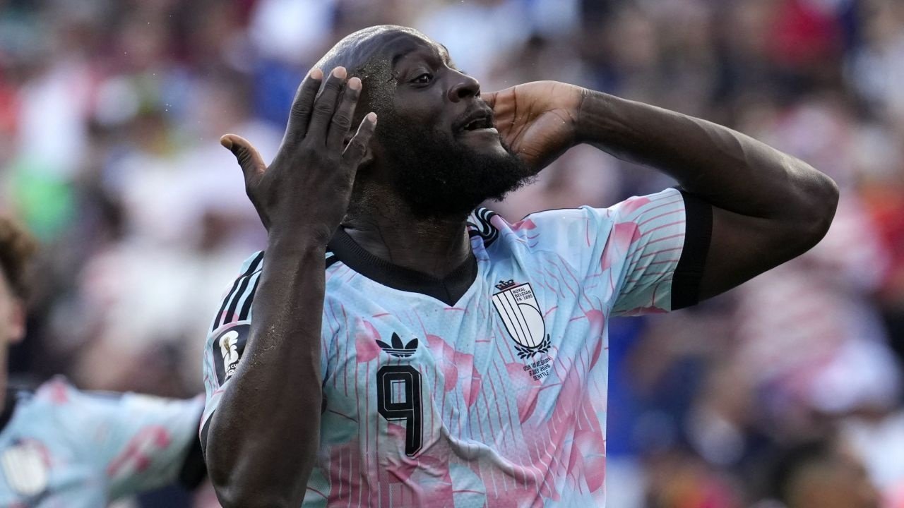 Lucas Stassin, Norman Bassette et Romeo Vermant sont les trois avant-centres qui rêvent de devenir le nouveau Romelu Lukaku en Belgique.
