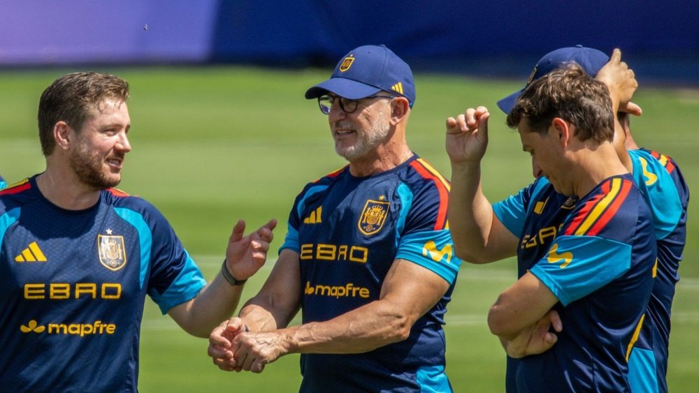 Spain's final training session ahead of the World Cup final was disrupted by an electrical storm in New Jersey. EFE