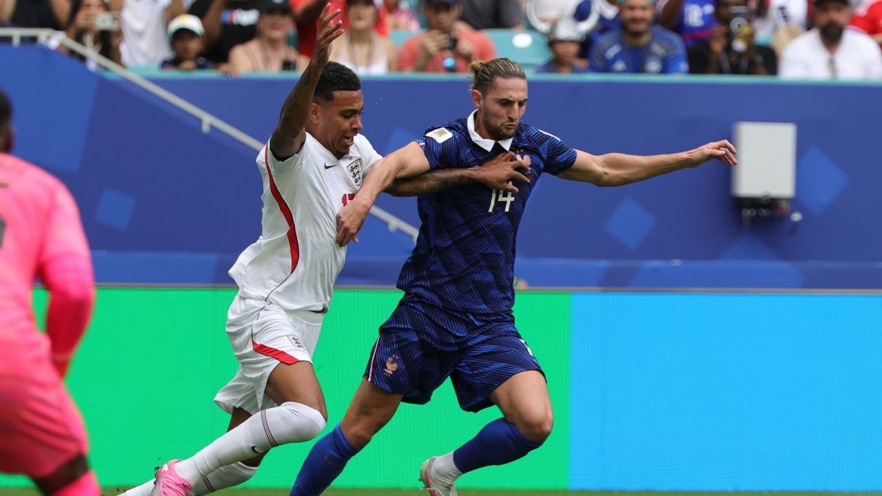 Adrien Rabiot cuts a dejected figure following France's defeat in the 2026 World Cup third-place play-off. EFE