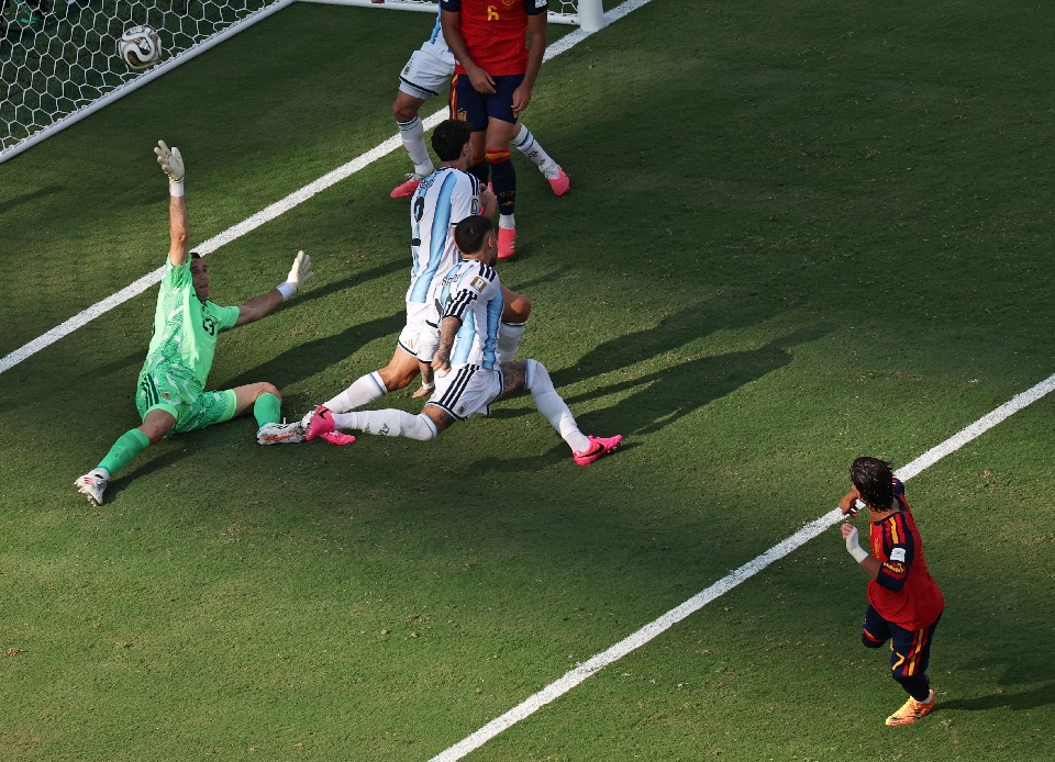 Ferran marcando o gol da vitória da Espanha