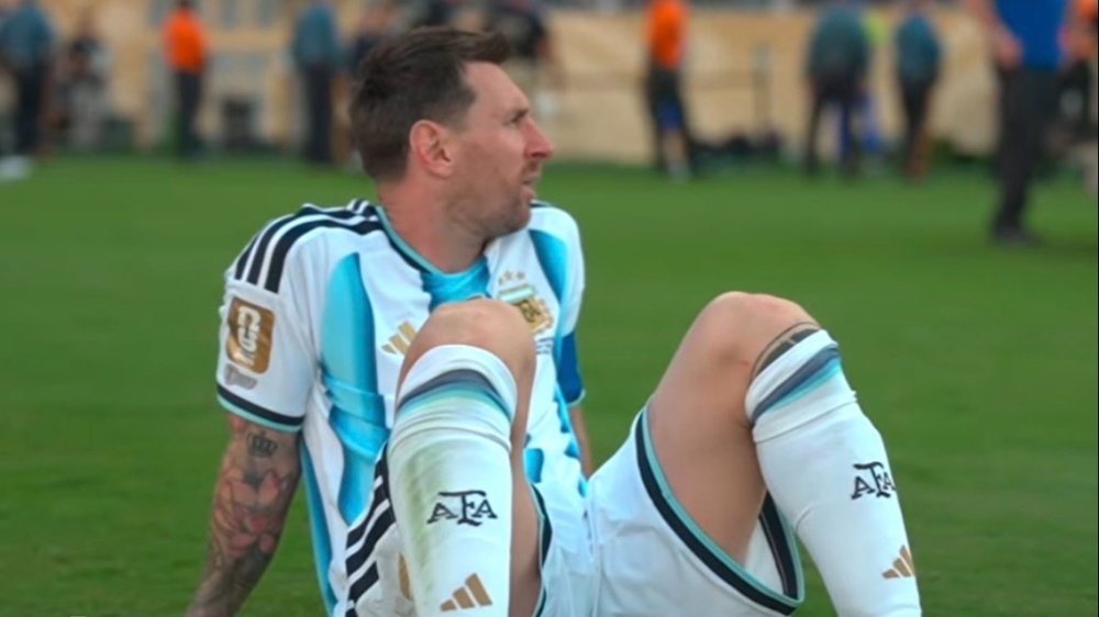 Messi collapses on the pitch in total desolation. Capture/CazeTV