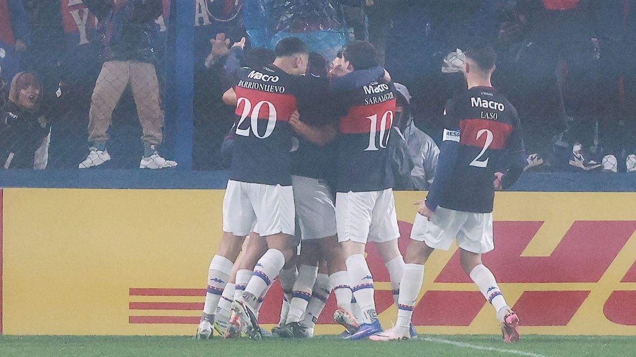 Tigre puso un pie en los octavos de final de la Copa Sudamericana después de golear (0-3) a un Nacional que además perdió a Bruno Zuculini por expulsión.