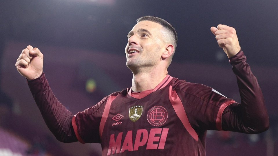 Lanús logró este miércoles un trabajado triunfo por 2-0 sobre el Cienciano peruano, pese a haber perdido desde el minuto 62 a su mejor carta, Lucas Besozzi, y con esta renta considerable espera resistir la próxima semana la presión del rival en los 3400 metros de altitud de Cusco.
