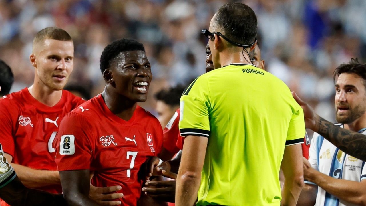 El delantero de la Selección Suiza Breel Embolo no estará en los cuatro partidos de Liga de Naciones que el equipo disputa los próximos días ya que ha sido apartado temporalmente, anunció este viernes la federación helvética pocos días después de que el capitán Granit Xhaka sufriera una medida similar.