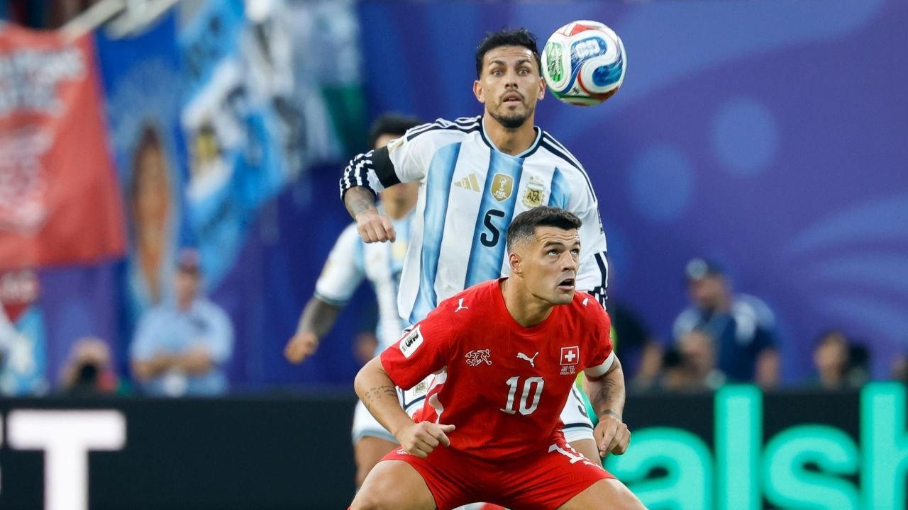 El primer capitán de la Selección Suiza, Granit Xhaka, ha sido multado con 150.000 francos (160.000 euros) por haber falsificado un certificado de vacunación contra el COVID-19 durante la pandemia, aunque eludirá el pago si no comete ninguna otra infracción.