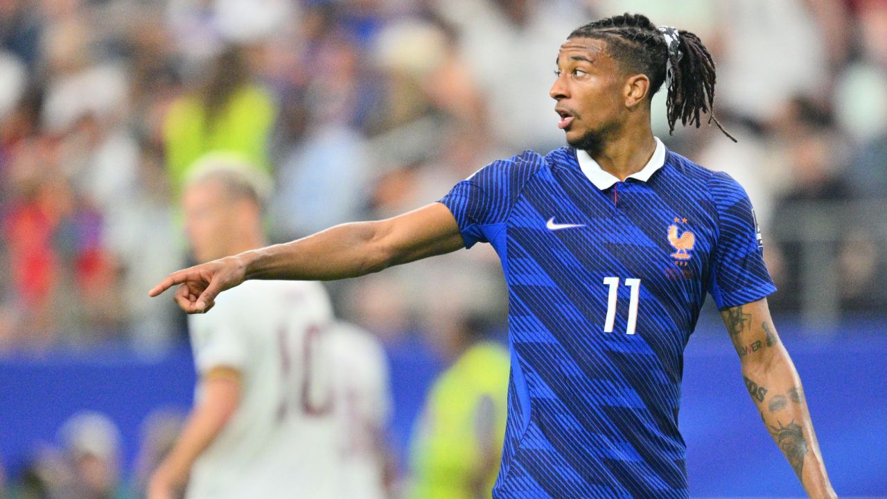 Michael Olise surpris en train de jouer au football de rue à New York