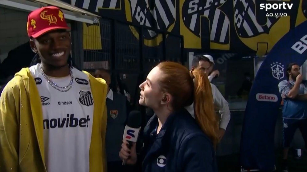 Rafael Leão assiste jogo do Santos: 