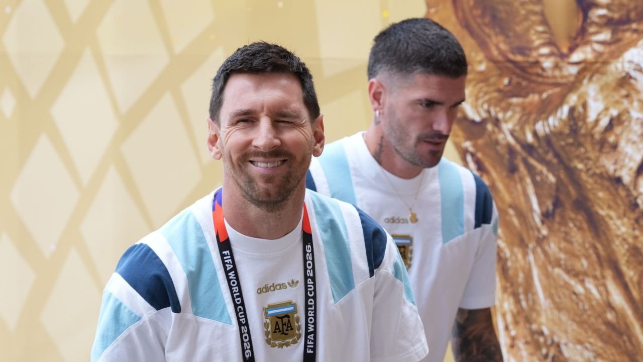 Don't blow the final whistle, ref, Messi is leaving. EFE