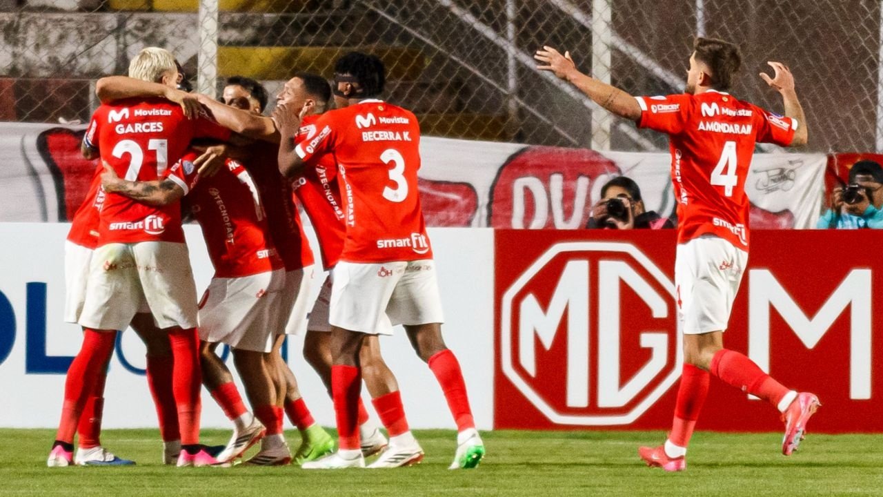 Cienciano, tras perder por 2-0 en la ida, goleó, humilló y eliminó a Lanús, vigente campeón, de la Copa Sudamericana. El cuadro peruano, sacando provecho a los 3.400 metros de altura de Cusco, le dio la vuelta a la eliminatoria tras un brutal primer tiempo en el que logró tres tantos.