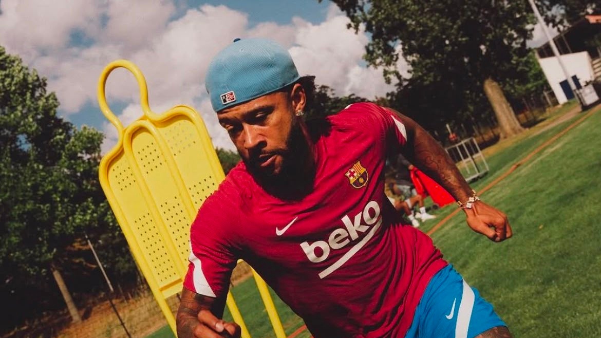 Memphis Depay veste camiseta do Barça, enquanto discute renovação com o Corinthians