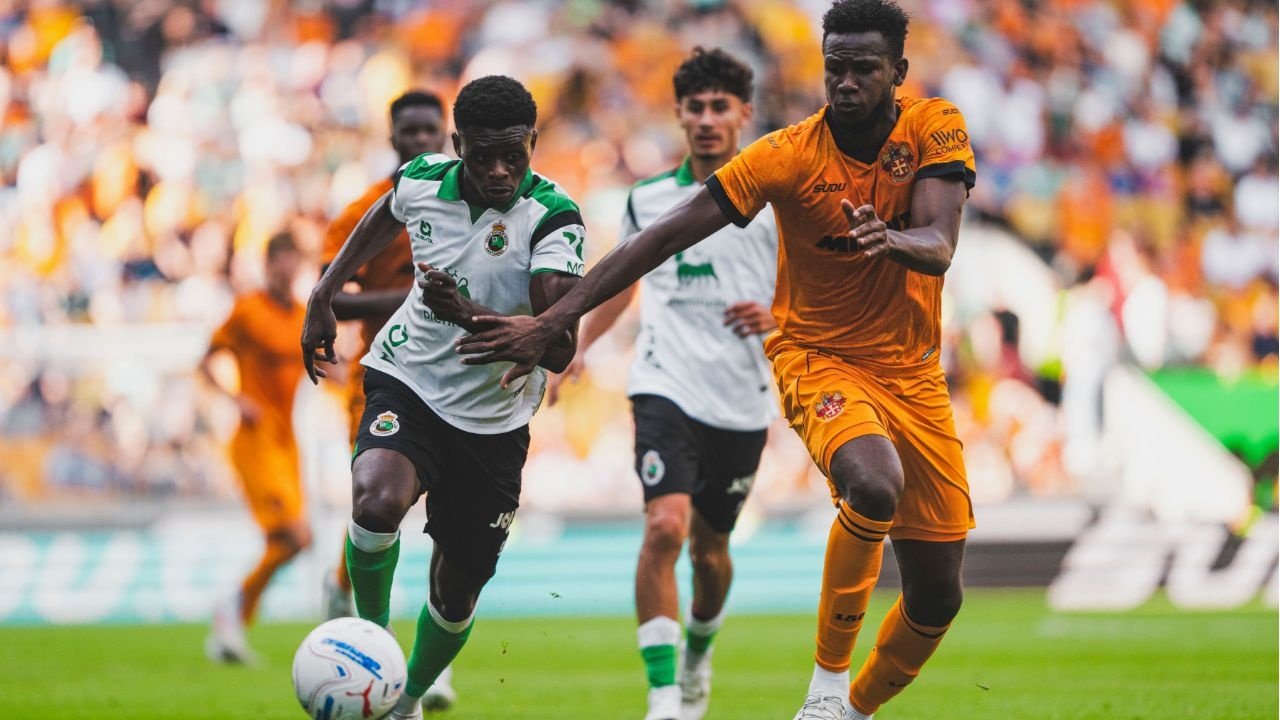 El Racing, que ganó a los Wolves durante la mañana por la mínima con un gol de Villalibre (0-1), perdió el segundo duelo frente a los ingleses disputado por la tarde (3-0).