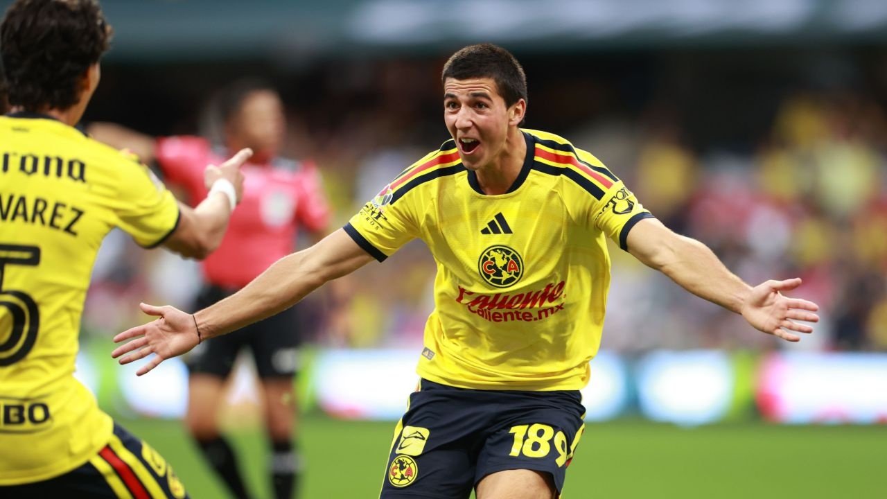 El América ascendió hasta el primer lugar del Apertura después de golear (3-0) a Santos Laguna y alcanzar los siete puntos que tenía Tijuana. Rodolfo Cota sostuvo a las 'Águilas' en la portería.