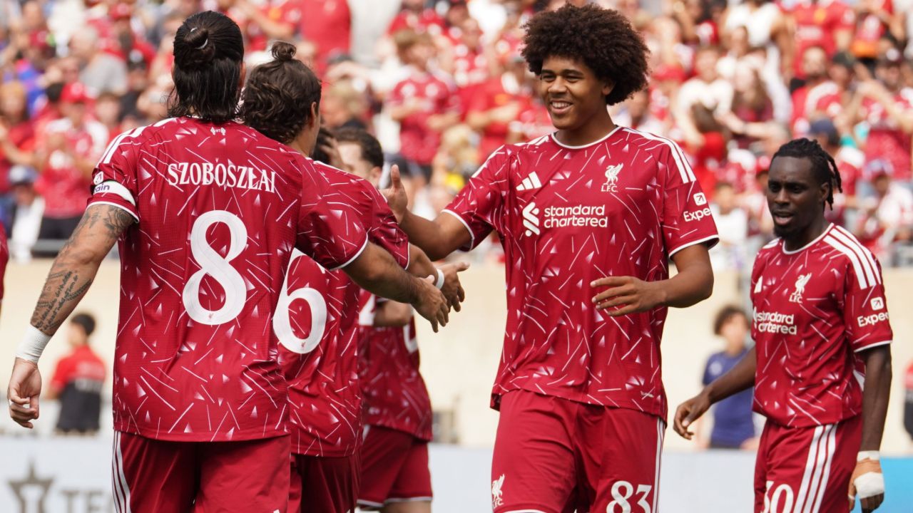 Brexit trava o melhor parceiro de Van Dijk na pré-época do Liverpool