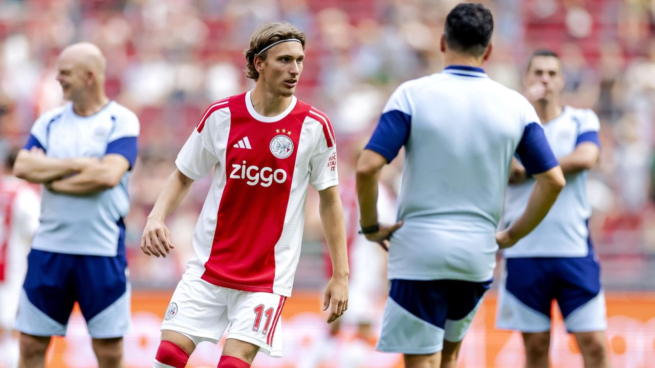 Ajax knock back PSG's opening €40m bid for Mika Godts