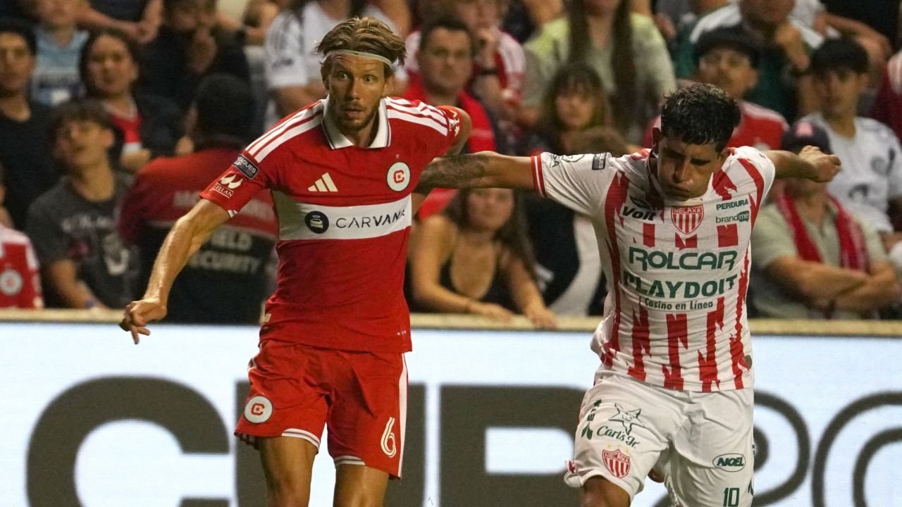 Chicago Fire castigó este jueves la falta de pegada de Necaxa y le doblegó 2-0, con goles de Jonathan Dean y Andrew Gutman y sin protagonismo de Robert Lewandowski, para arrancar con buen pie su camino en la Leagues Cup de 2026.