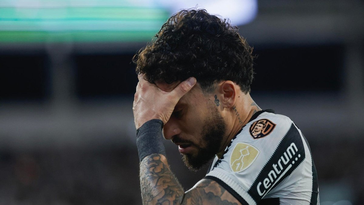 Botafogo marca de falta com Alex Telles, mas reservas do Fluminense buscam empate