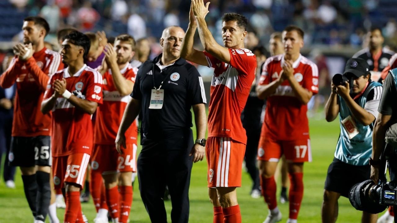 Chicago Fire supera a Santos Laguna por 3-1 y presenta su candidatura para la Leagues Cup. Robert Lewandowski logró su tercer tanto en cinco encuentros.