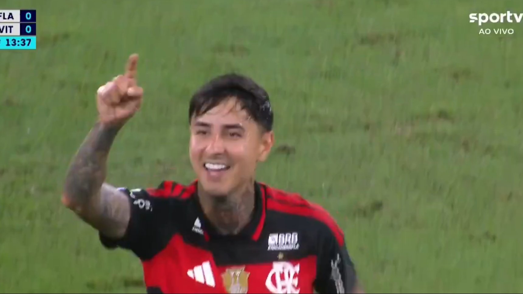 Flamengo se impuso este domingo al Vitória por 2-0 en la vigesimosegunda jornada de la Liga Brasileña y recortó distancias con Palmeiras, líder del campeonato.