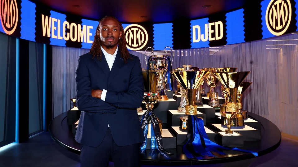 El Inter ocupa el lugar de Dumfries con Djed Spence