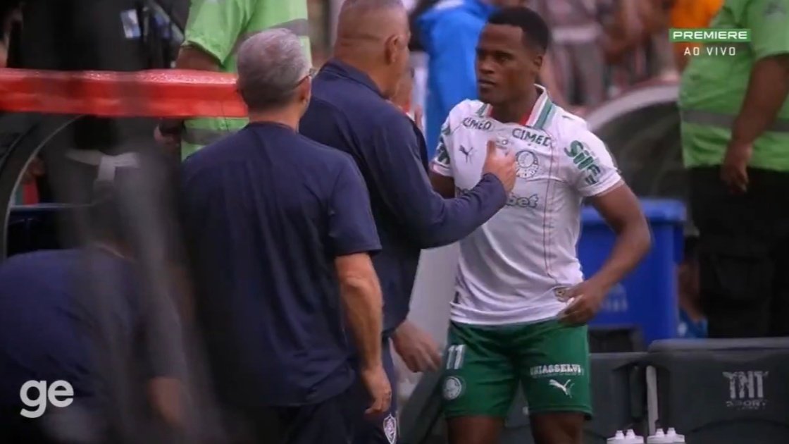 Vaias e xingamentos: Arias alvo da torcida do Fluminense no Maracanã