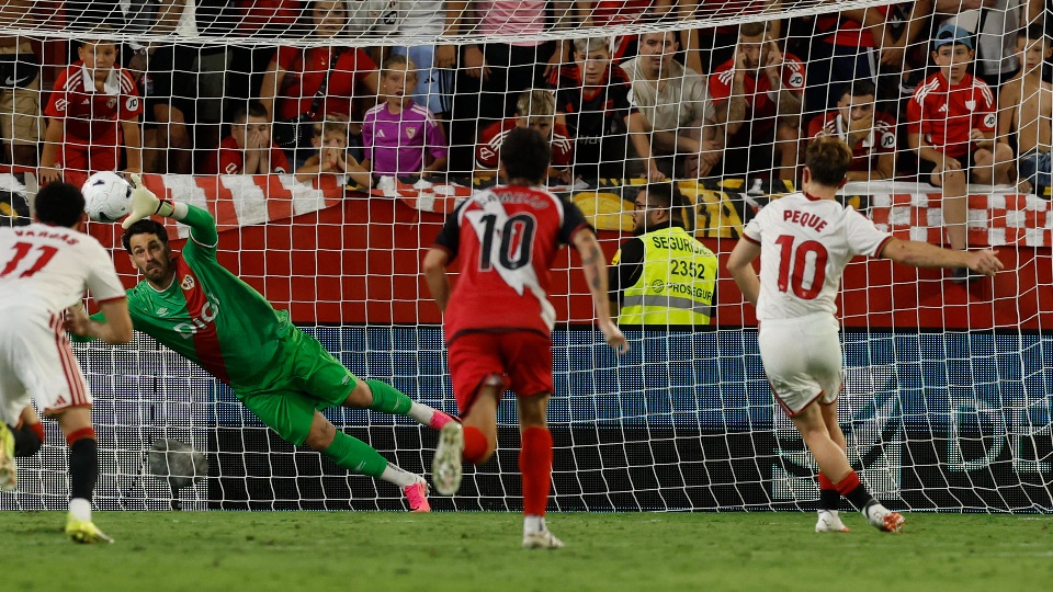 Sevilla 2-1 Rayo: Ure y Peque lo hacen a la épica