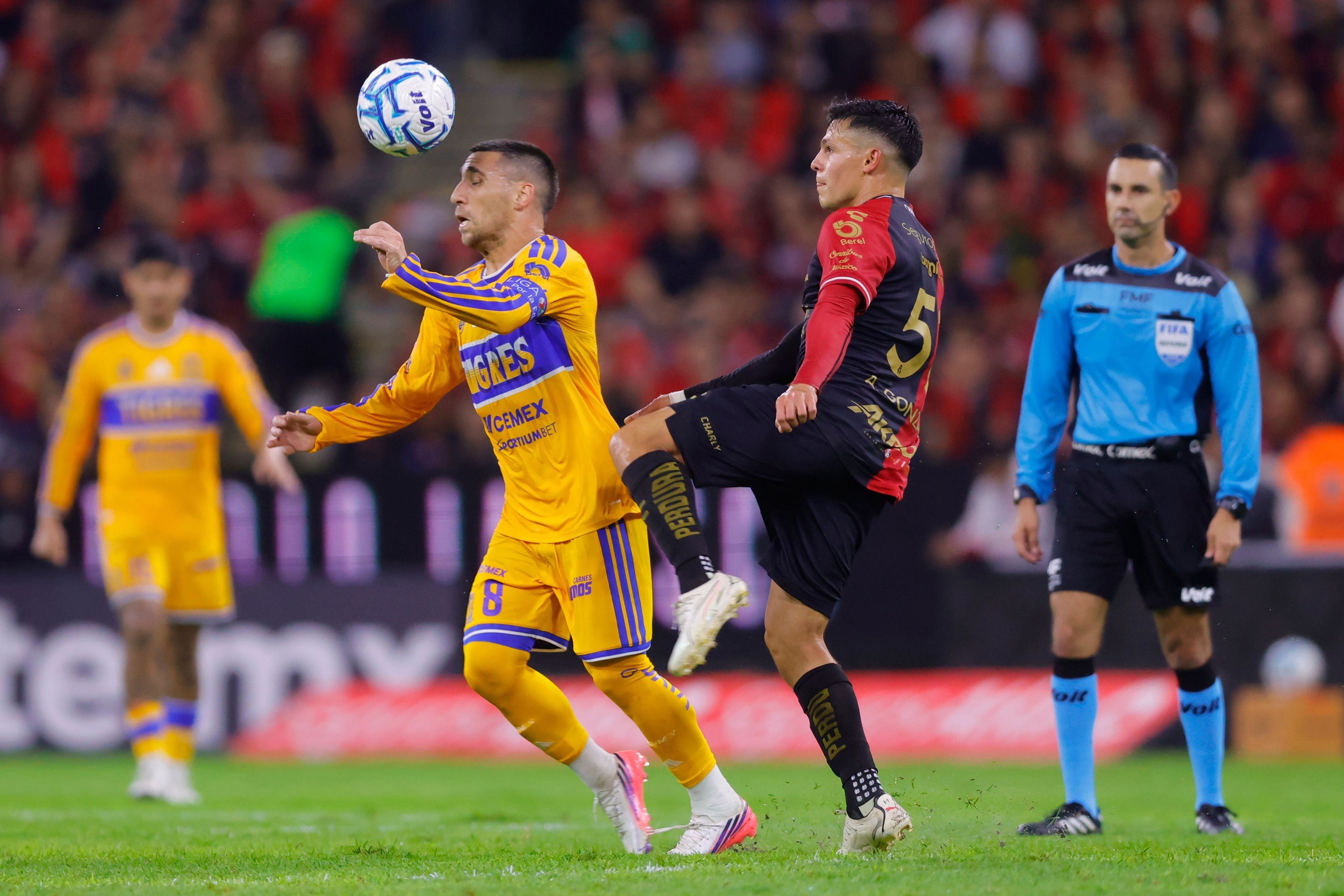 El mundialista colombiano Camilo Vargas atajó un penalti y salvó por lo menos tres veces más a Atlas, que venció por 2-1 a Tigres UANL en el torneo Apertura 2026 del fútbol mexicano.