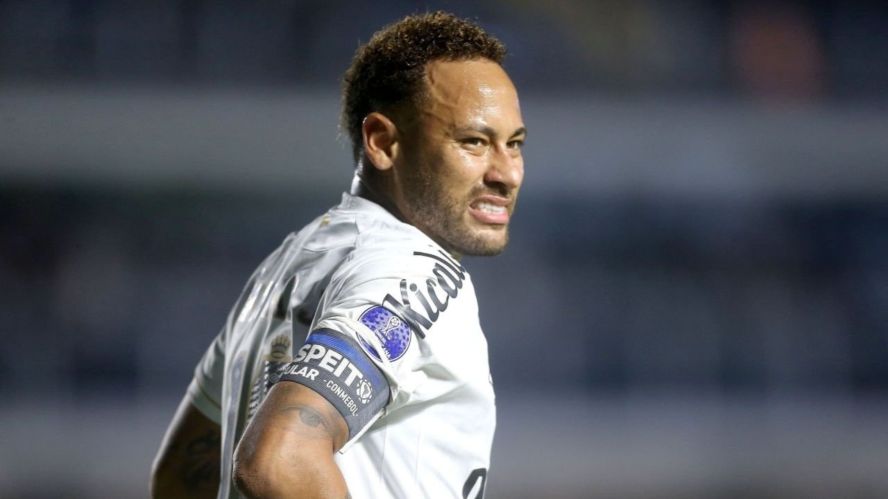 Neymar culpa de su última lesión ¡al césped de su estadio!